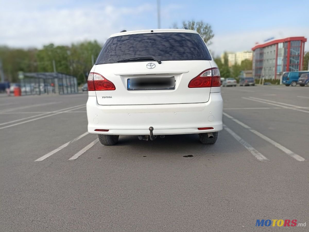 2005' Toyota Avensis Verso photo #2