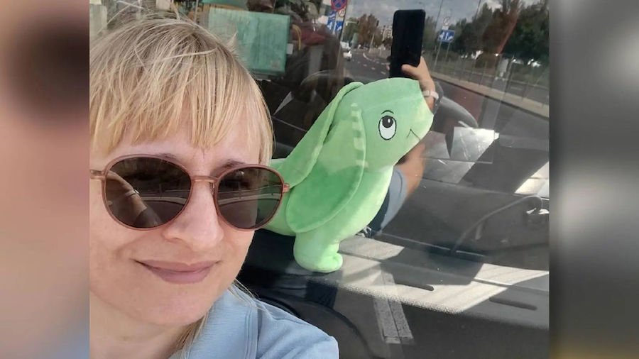 Водитель в Варшаве борется за право держать плюшевую таксу в кабине автобуса