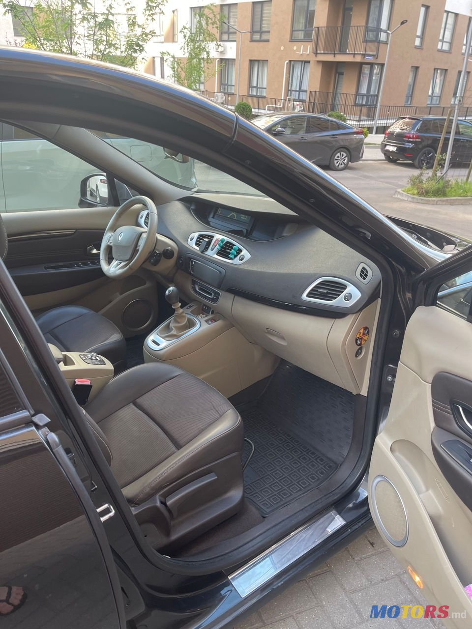 2009' Renault Scenic photo #3