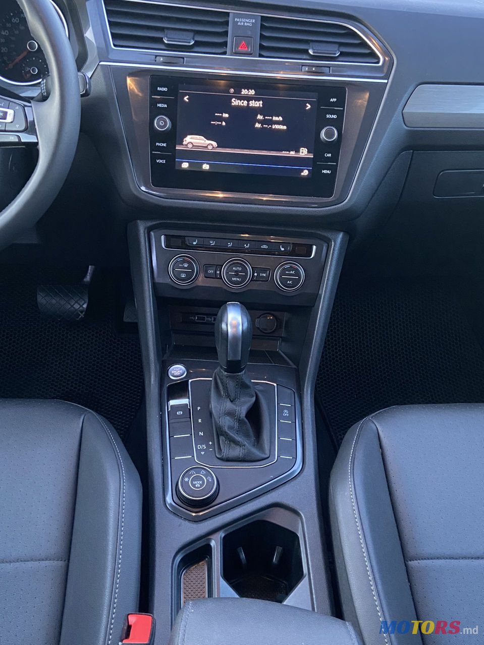 2020' Volkswagen Tiguan photo #4