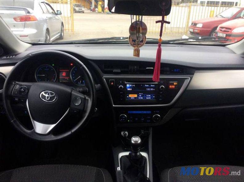 2013' Toyota Auris photo #2