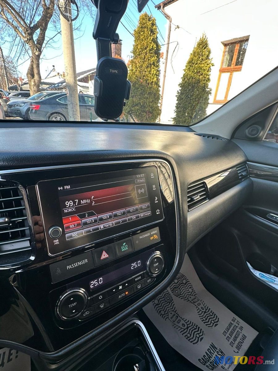 2017' Mitsubishi Outlander photo #2