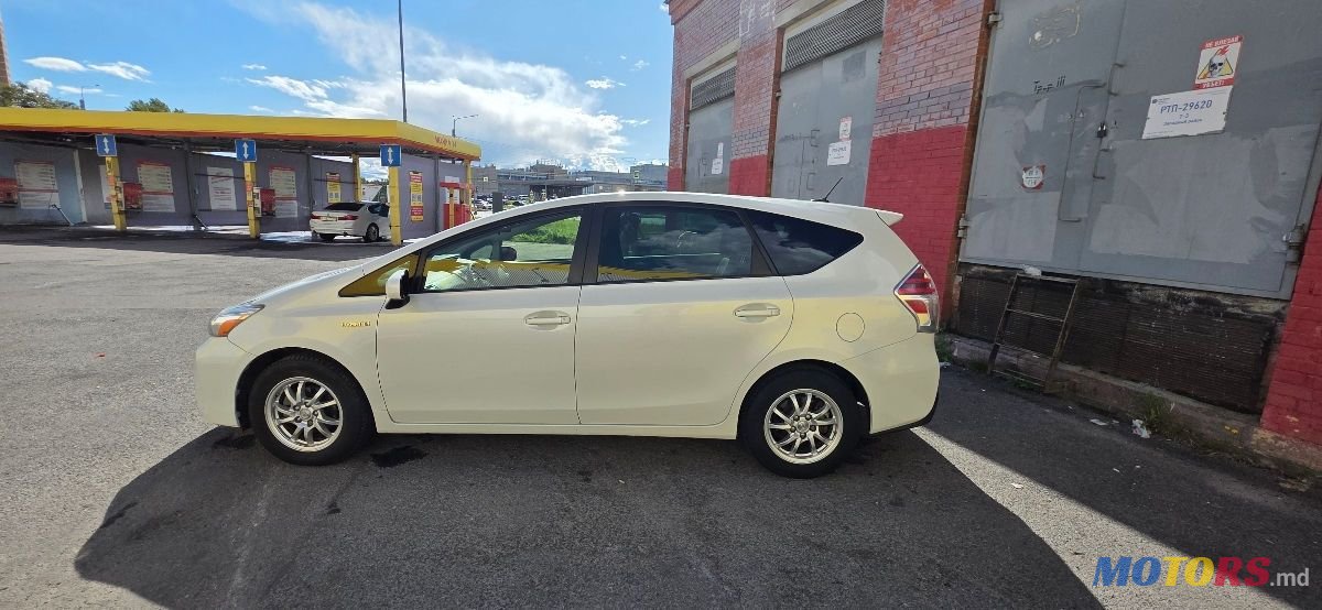 2015' Toyota Prius v photo #2
