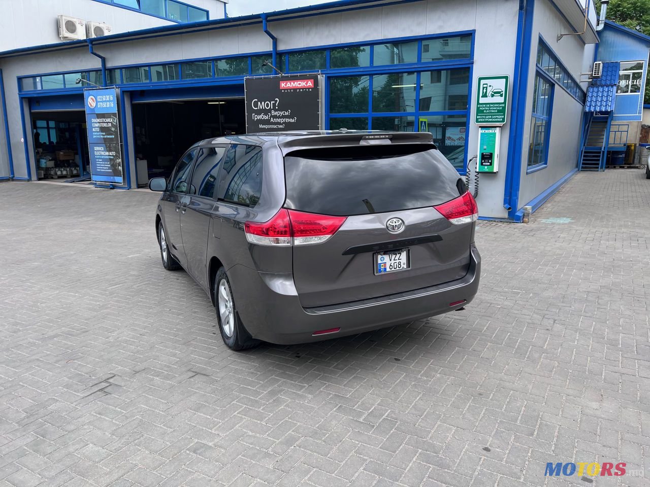 2011' Toyota Sienna photo #5