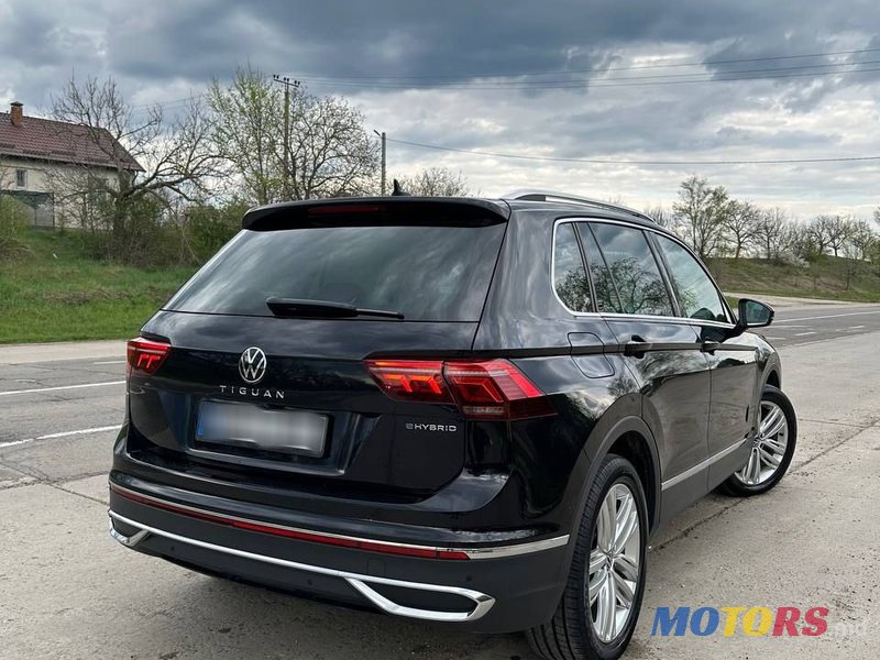2021' Volkswagen Tiguan photo #4