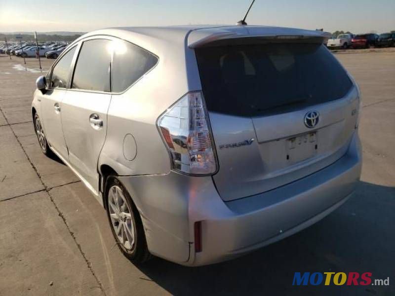 2013' Toyota Prius v photo #3