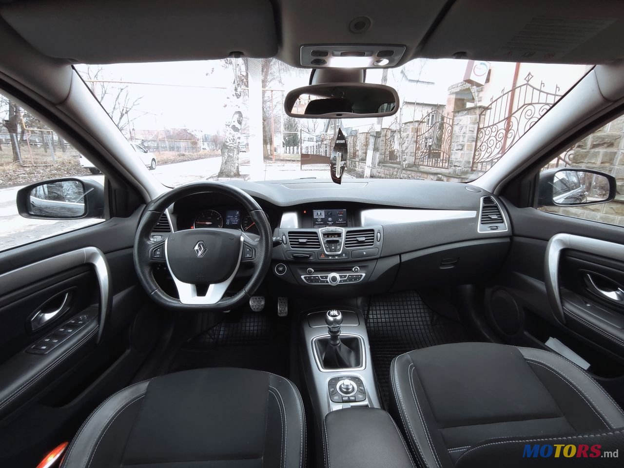 2012' Renault Laguna photo #5