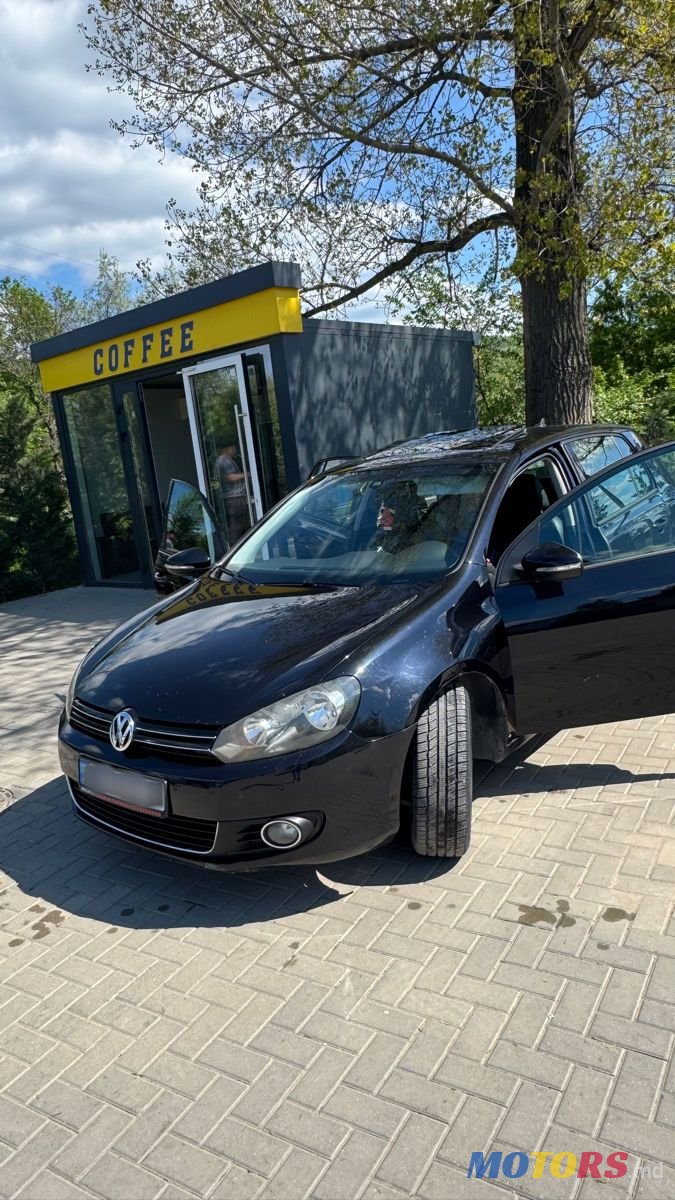 2009' Volkswagen Golf photo #2
