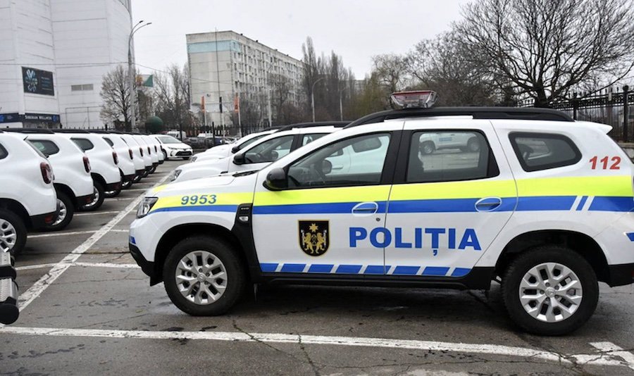 Maşinile de poliţie din Moldova vor avea un design nou al însemnelor grafice, asemănător cu cele din statele UE