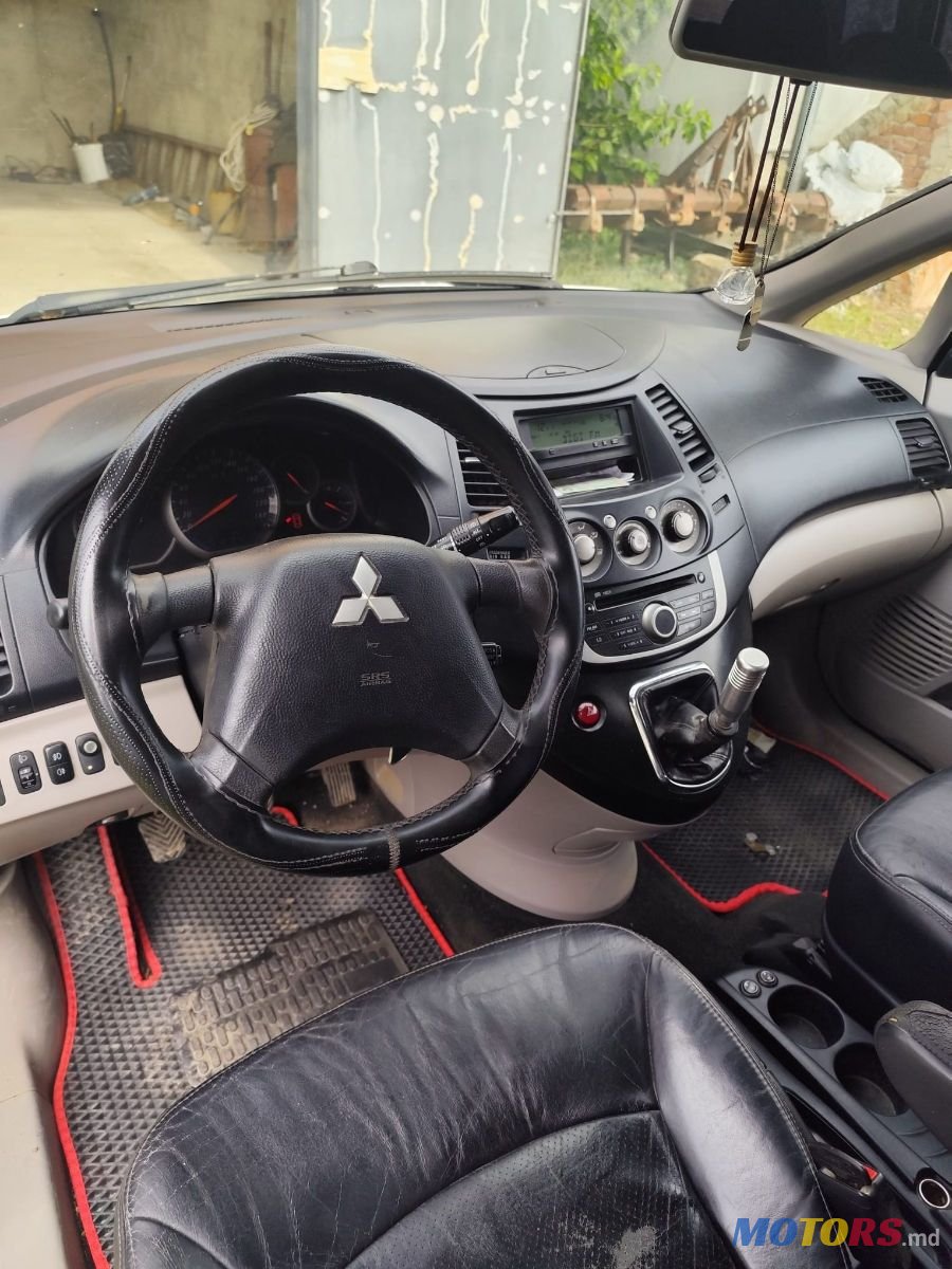 2008' Mitsubishi Grandis photo #2