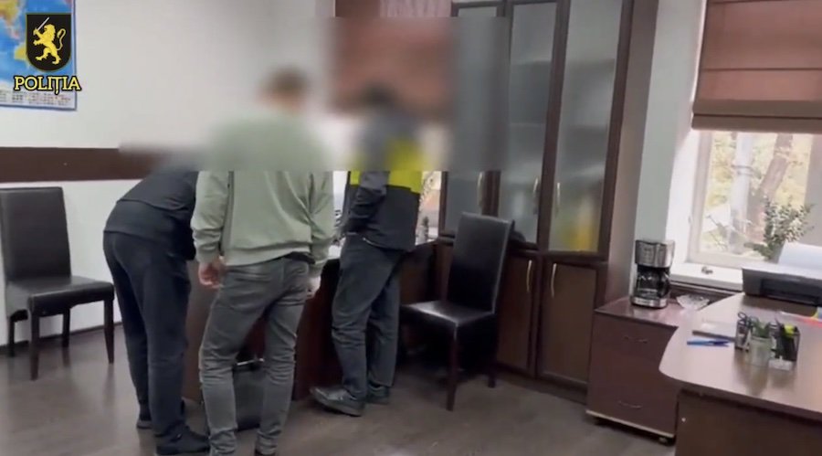 Schemă de escrocherie cu mașini promise din China: Suspecții luau până la 30.000 de euro prin contracte fictive