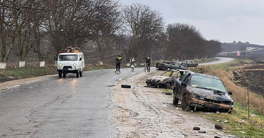 В Новых Русештах на обочине дороги появились поврежденные авто: там снимали фильм
