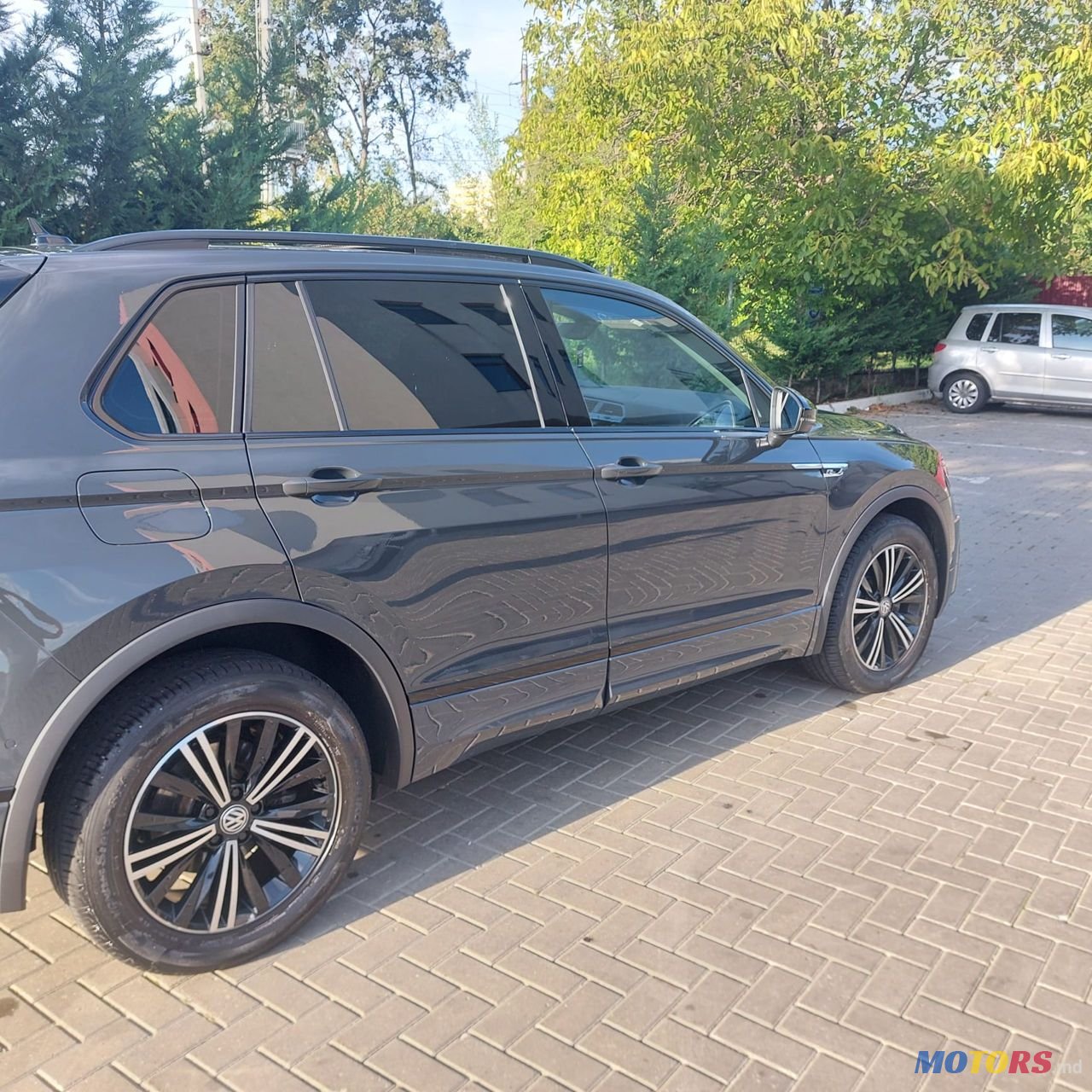 2019' Volkswagen Tiguan photo #3