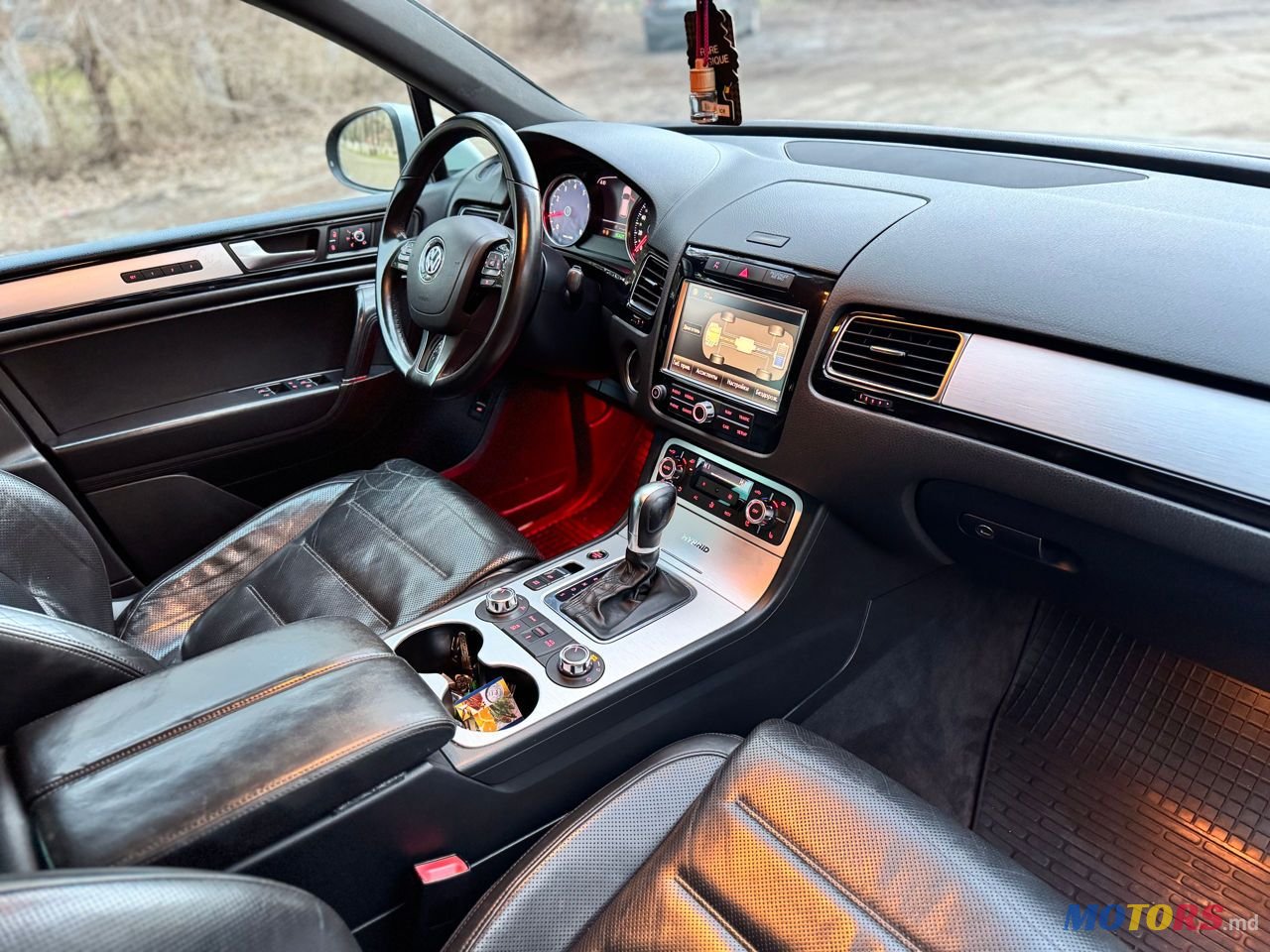 2011' Volkswagen Touareg photo #2