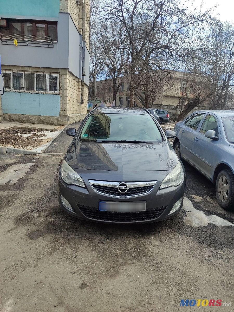 2012' Opel Astra photo #2