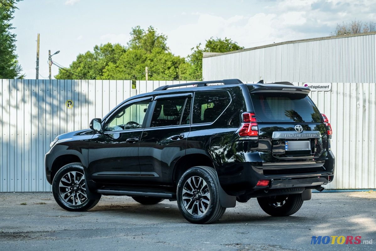 2023' Toyota Land Cruiser Prado photo #4