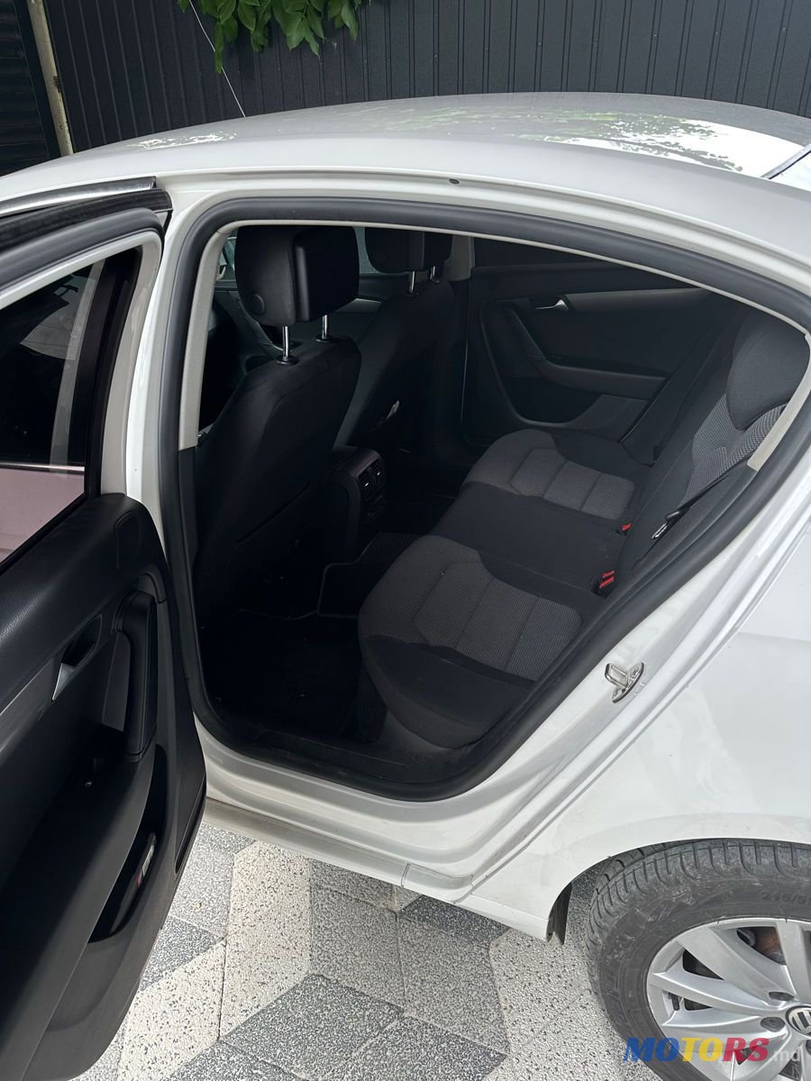 2012' Volkswagen Passat photo #6