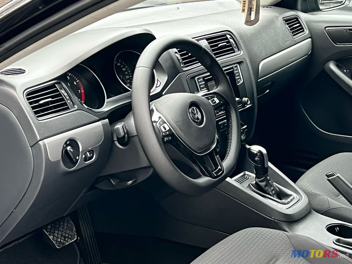 2017' Volkswagen Jetta photo #5