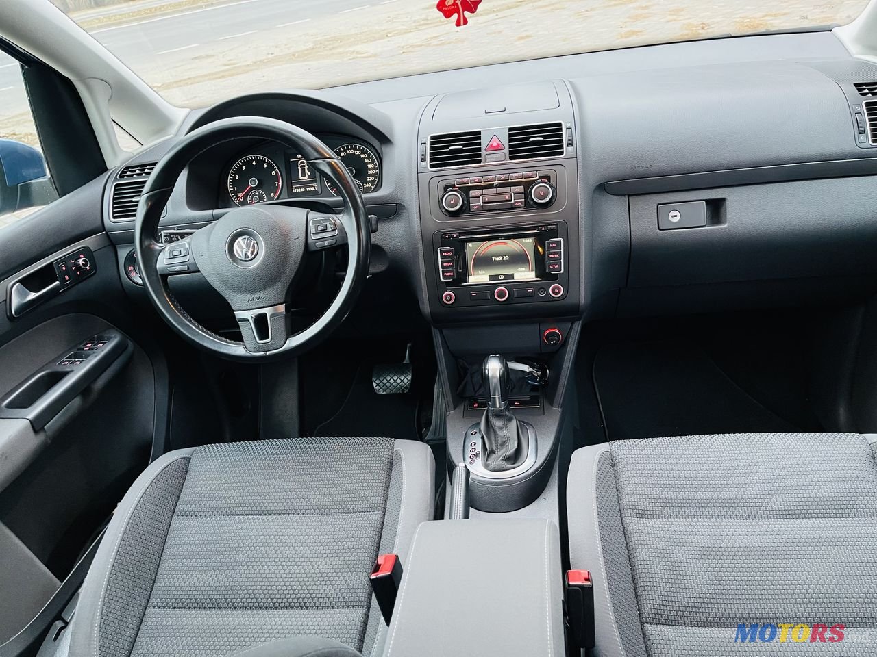2011' Volkswagen Touran photo #5