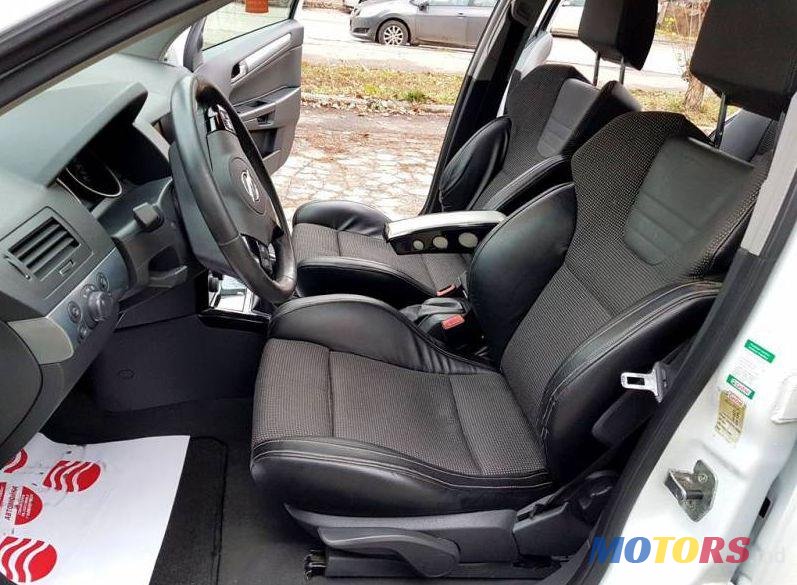 2008' Opel Astra photo #2