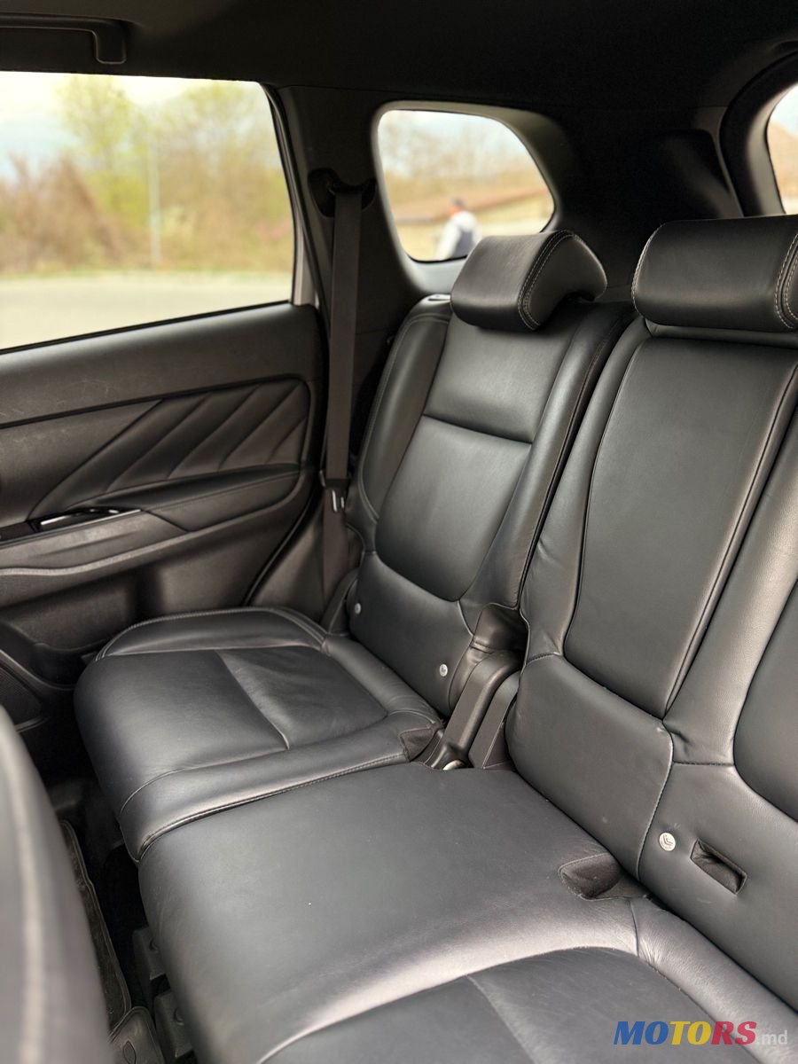 2018' Mitsubishi Outlander photo #6