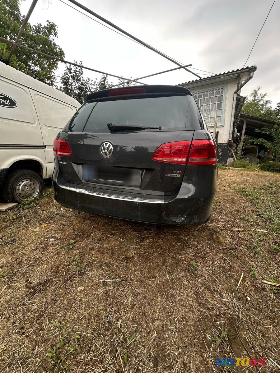 2011' Volkswagen Passat photo #4
