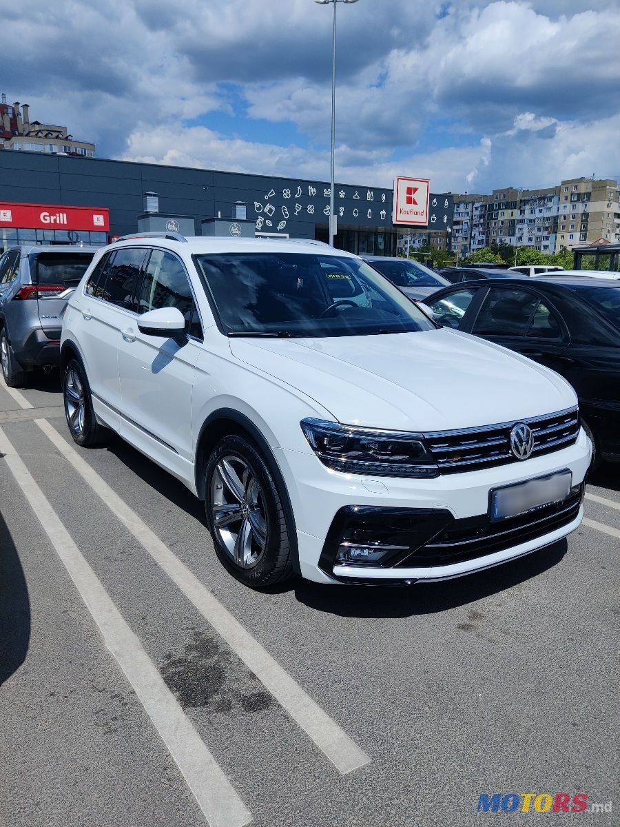 2019' Volkswagen Tiguan photo #3