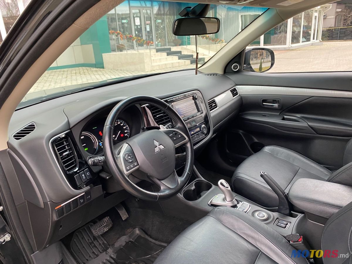 2013' Mitsubishi Outlander photo #6