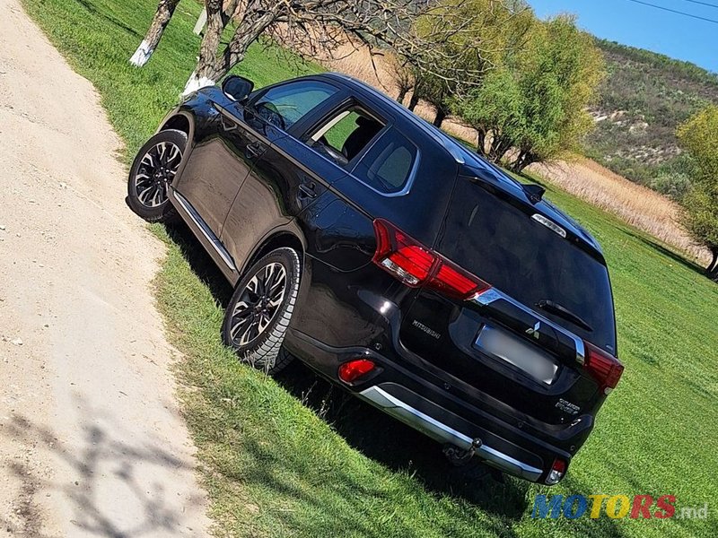 2015' Mitsubishi Outlander photo #3
