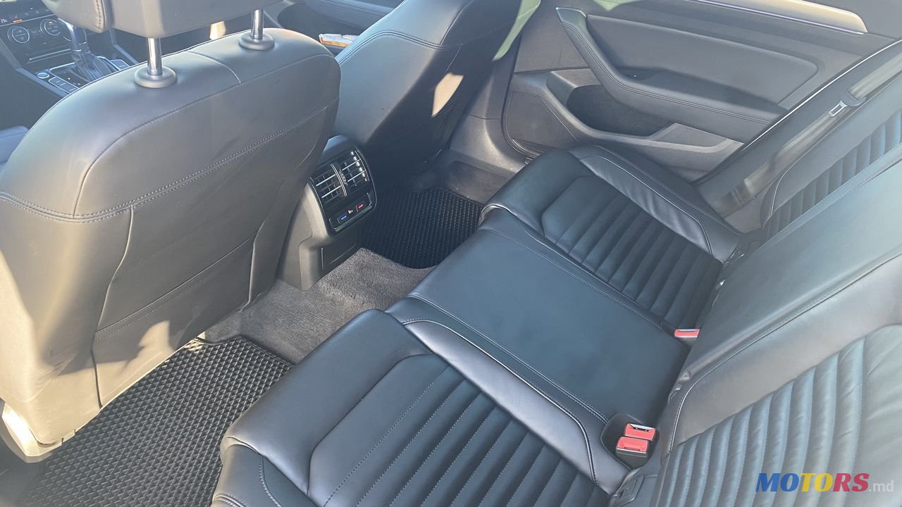 2015' Volkswagen Passat photo #5