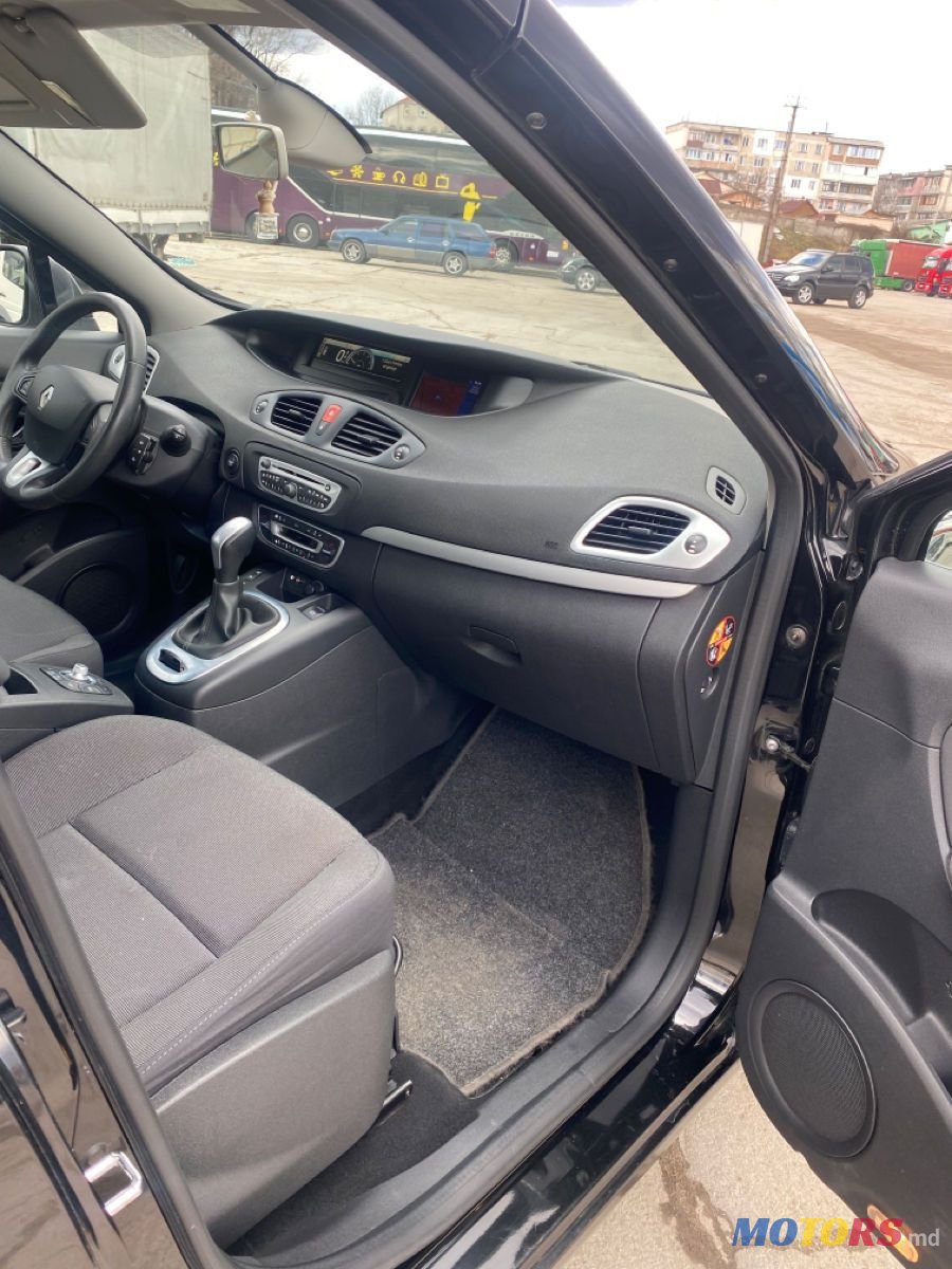 2011' Renault Scenic photo #6