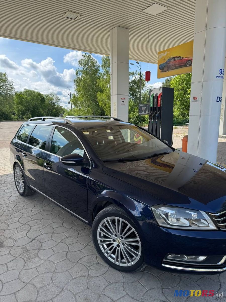 2011' Volkswagen Passat photo #4