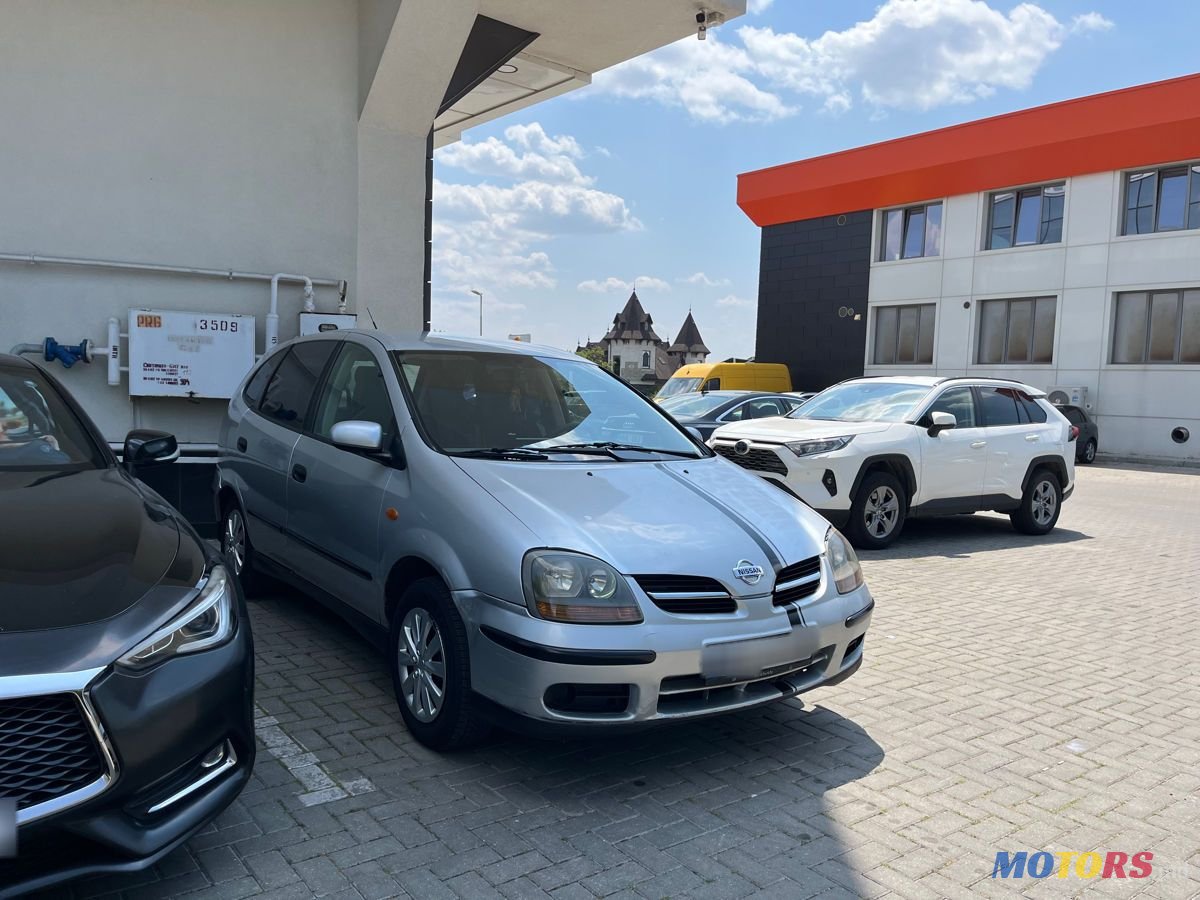 2001' Nissan Almera Tino photo #2