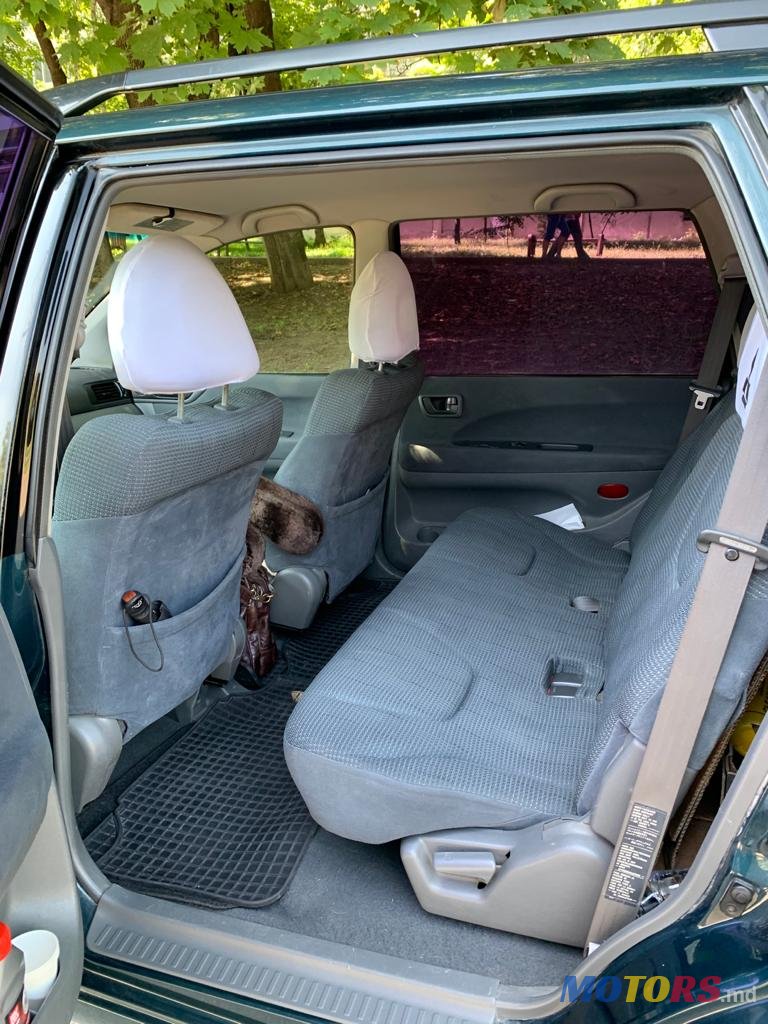 2001' Mitsubishi Space Wagon photo #4