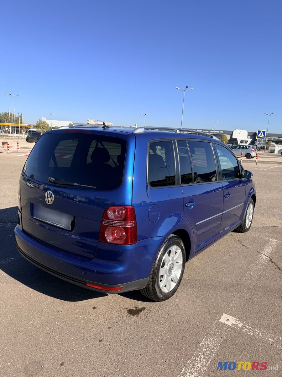 2009' Volkswagen Touran photo #4