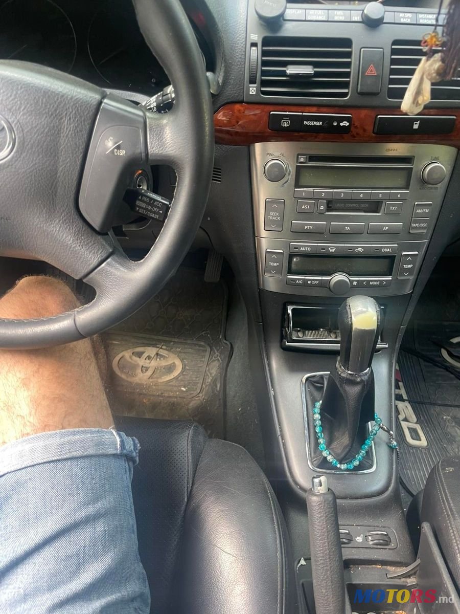 2004' Toyota Avensis photo #5