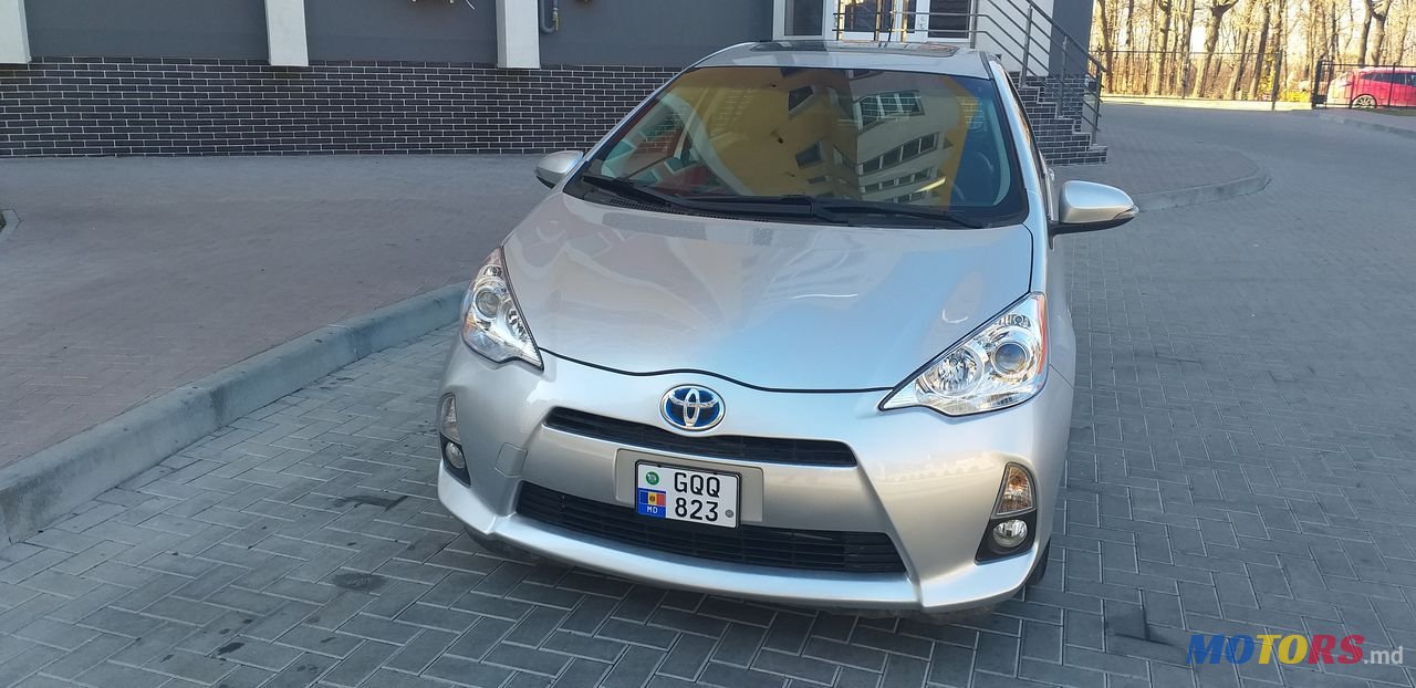 2014' Toyota Prius c photo #1