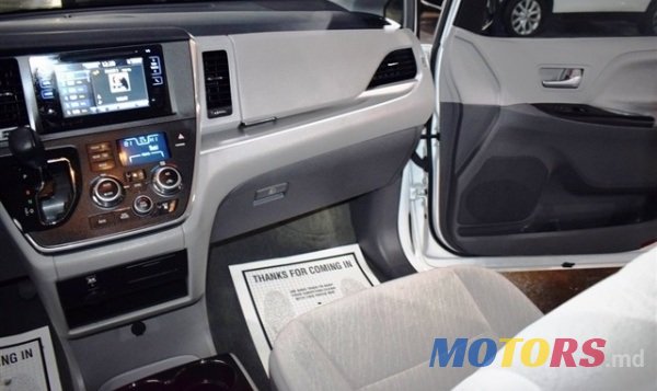 2017' Toyota Sienna photo #5