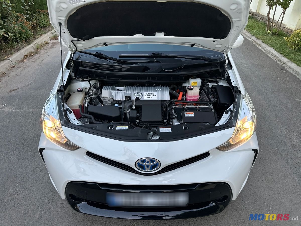 2018' Toyota Prius v photo #6