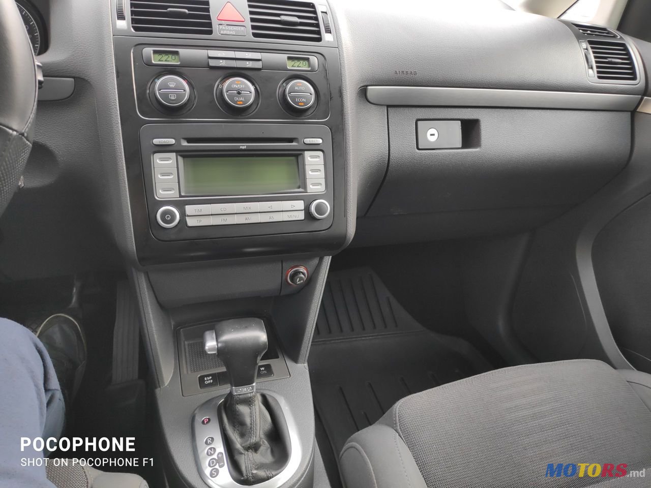 2008' Volkswagen Touran photo #5