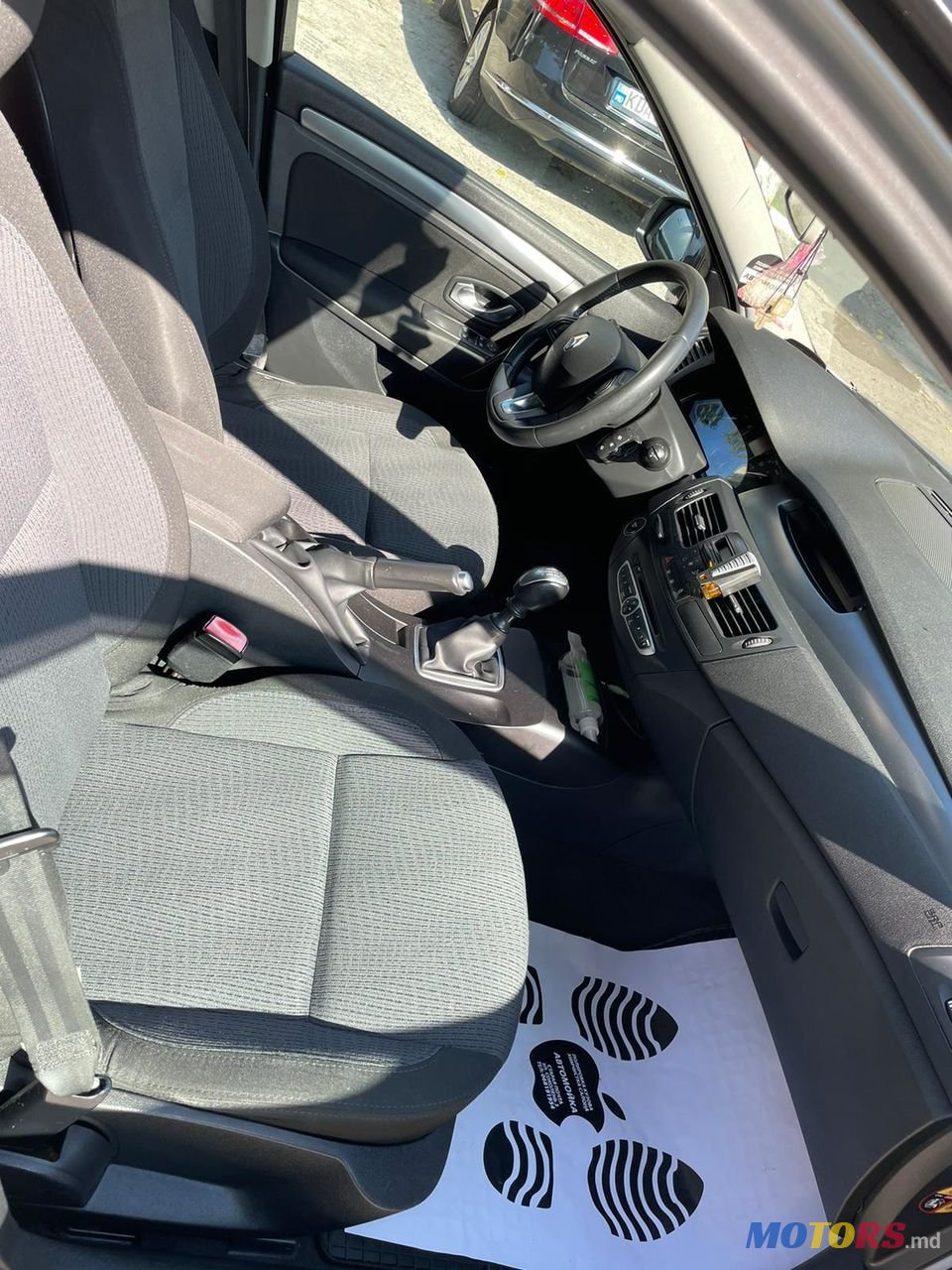 2008' Renault Laguna photo #5