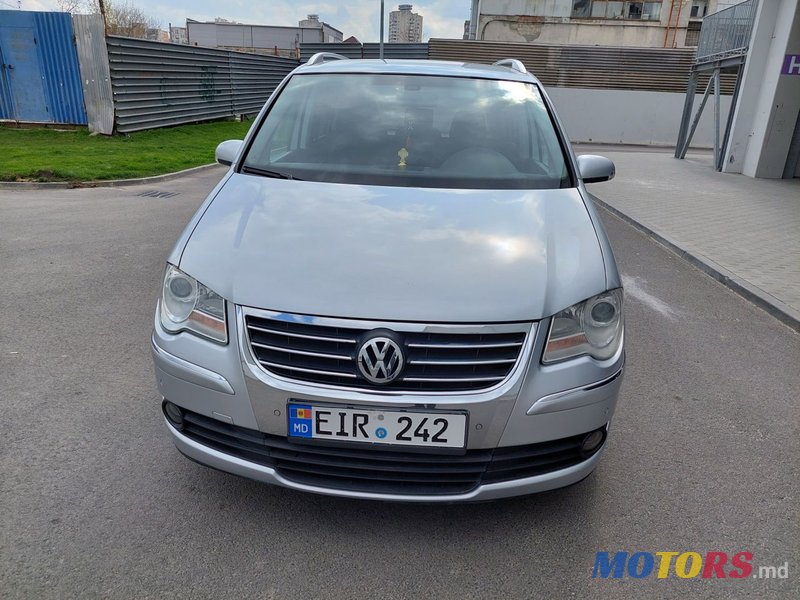 2008' Volkswagen Touran photo #3