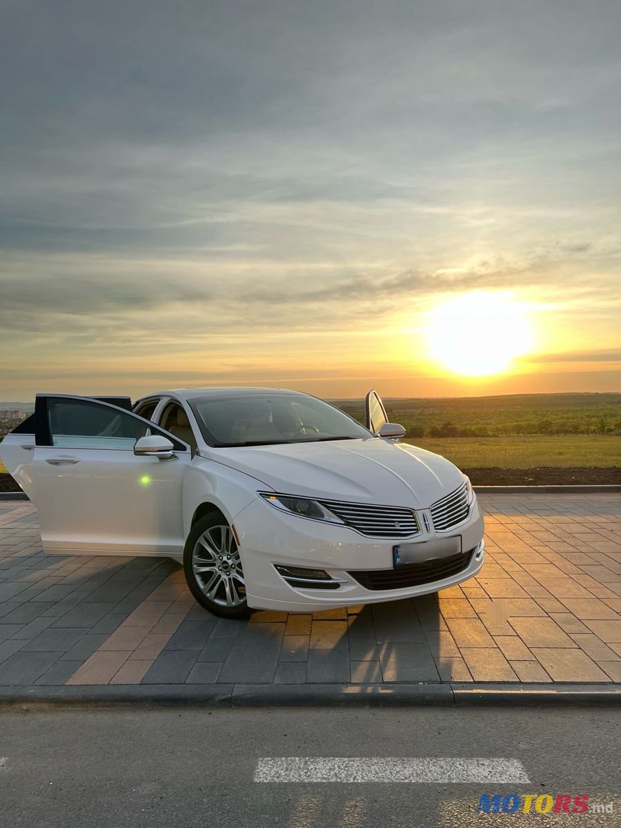 2013' Lincoln MKZ photo #2