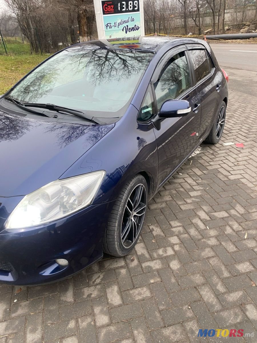 2011' Toyota Auris photo #2