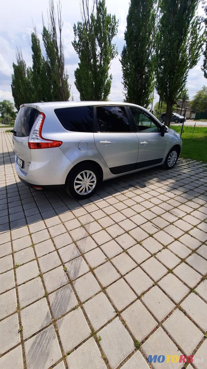 2012' Renault Grand Scenic photo #3