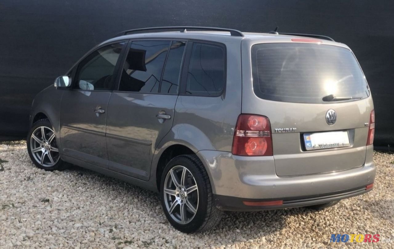 2009' Volkswagen Touran photo #2