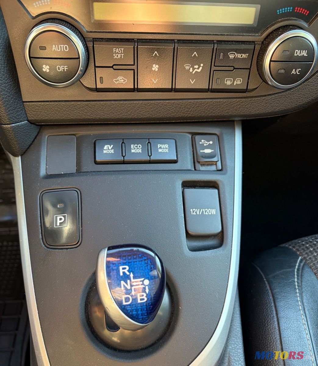 2014' Toyota Auris photo #6