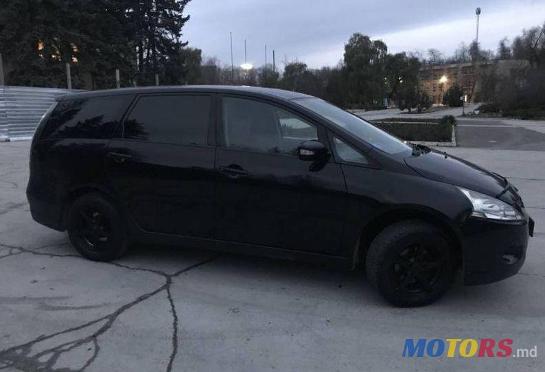 2008' Mitsubishi Grandis photo #1