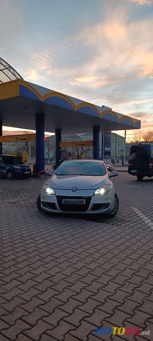 2011' Renault Megane photo #1