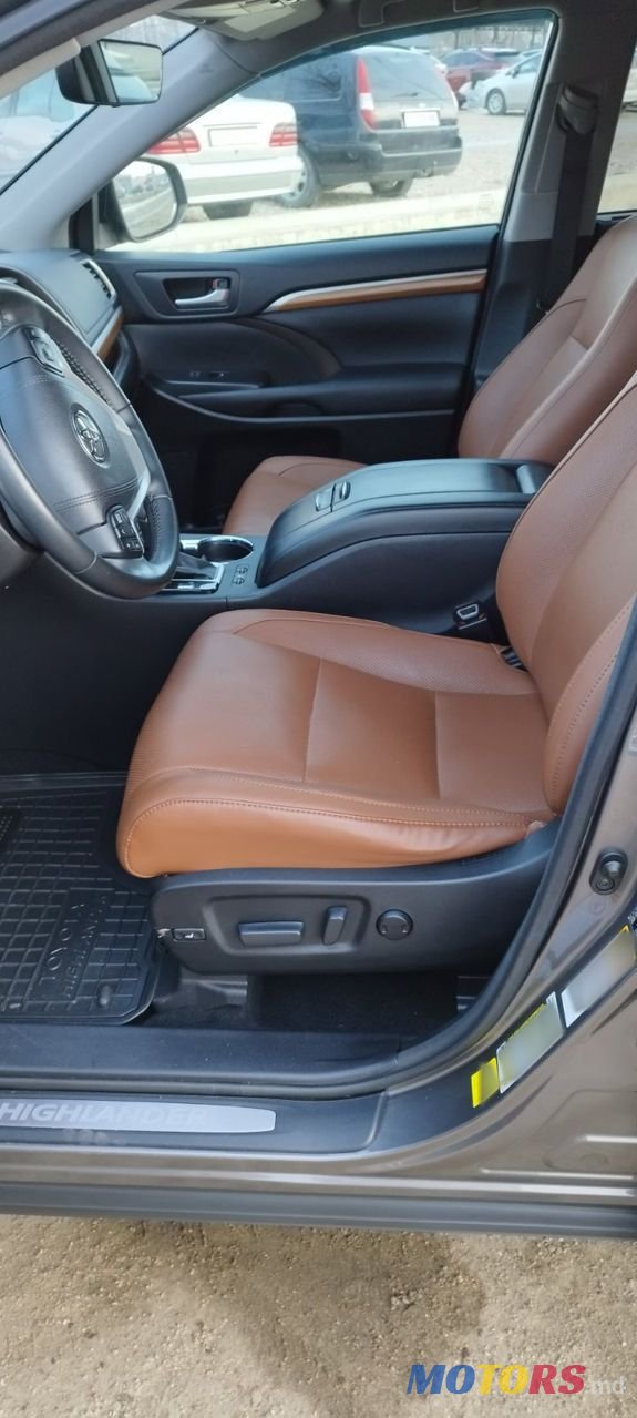 2017' Toyota Highlander photo #5